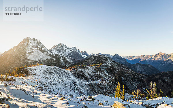 Schneebedeckte Berggipfel  Kaskadengebirge  Diablo  Washington  USA