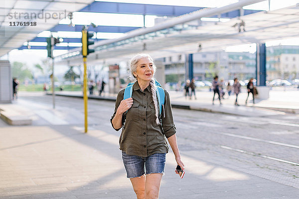 Ältere Backpackerin zu Fuß am Busbahnhof  Scandicci  Toskana  Italien