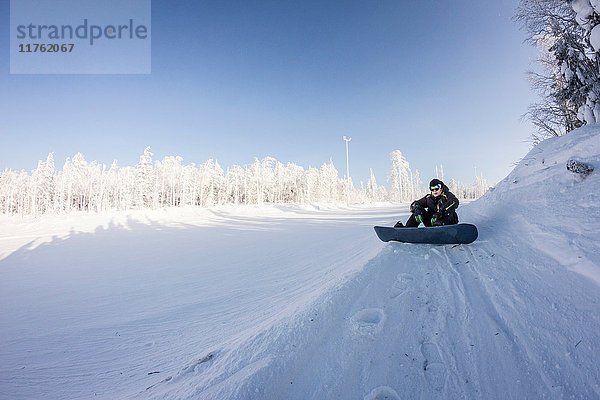 Skifahrer rastet im Schnee  Mount White  Sverdlovsk  Russland