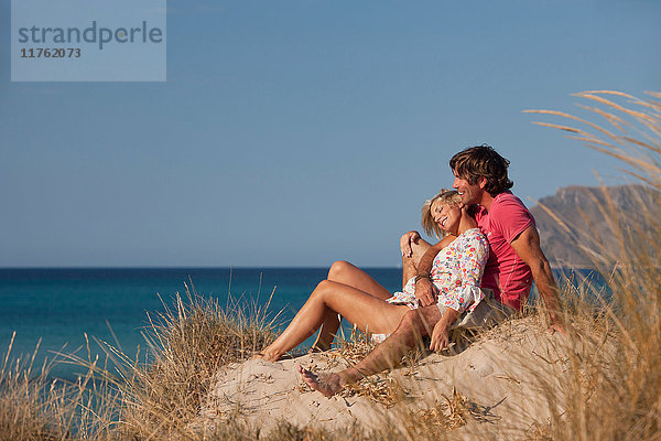 Paar entspannt am Strand