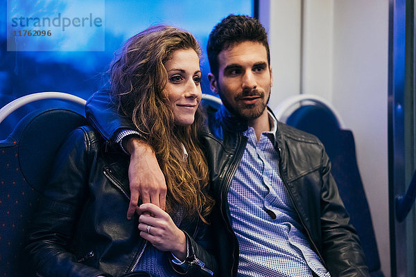 Ehepaar reist im Zug  Florenz  Italien