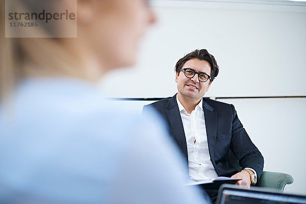 Über-Schulter-Ansicht von Designerinnen und Designern  die sich im Designstudio treffen