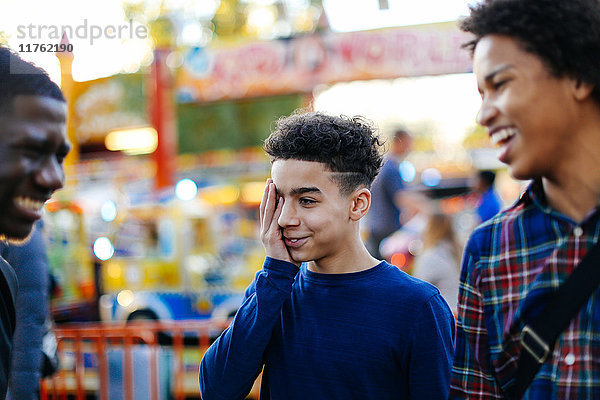 Drei Jungen auf dem Jahrmarkt  lachend