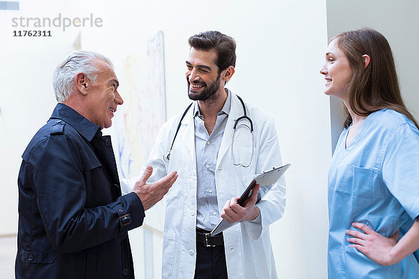 Patienten im Gespräch mit Ärzten