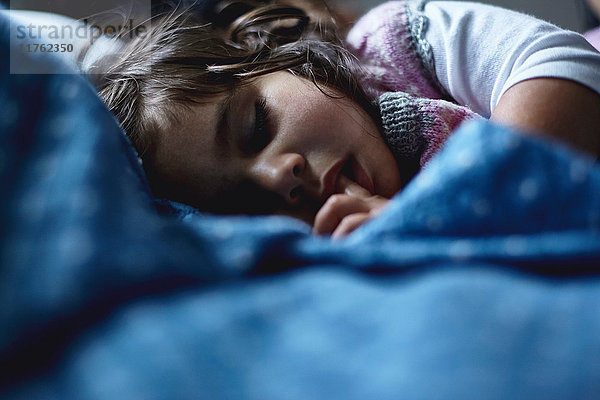 Junges Mädchen schläft im Bett