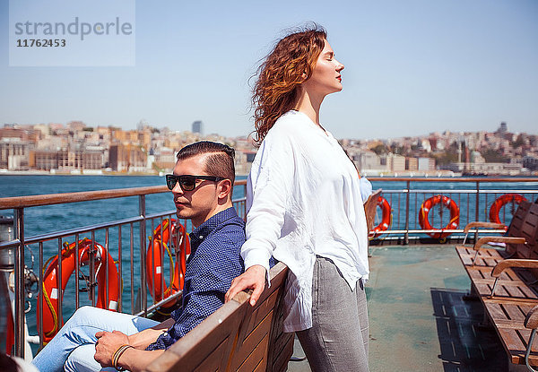 Junges Touristenpaar auf dem Deck einer Passagierfähre  Beyazit  Türkei