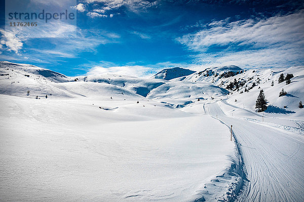 Skipiste in schneebedeckter Landschaft  Arosa  Schweizer Alpen  Schweiz