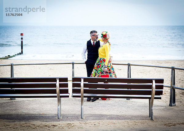 Ehepaar aus den 1950er Jahren im Vintage-Stil  das sich am Strand gegenseitig anstarrt