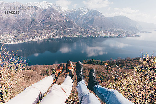 Beine des Paares über dem Bergseeufer  Monte San Primo  Italien