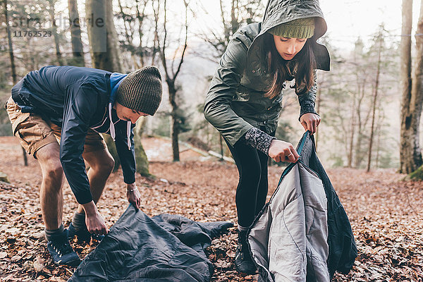 Wandererpaar beim Packen von Schlafsäcken im Wald  Monte San Primo  Italien