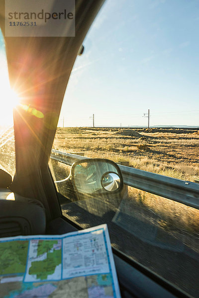 Flügelspiegelung eines Mannes mit Karte auf der Straße im Sonnenlicht  Arizona  USA