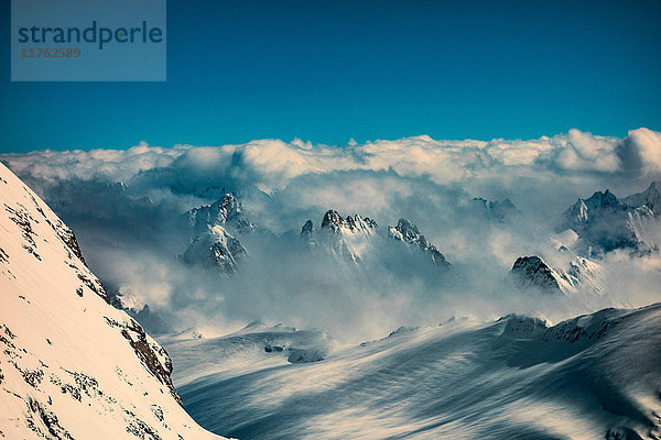 Wolken auf schneebedeckten Berggipfeln  Engelberg Titlis  Schweizer Alpen  Schweiz