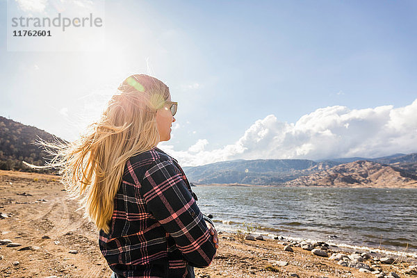 Frau mit fliegend langen blonden Haaren mit Blick auf den Isabellasee  Kalifornien  USA