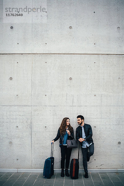 Ehepaar mit Gepäck  grauer Wandhintergrund  Florenz  Italien