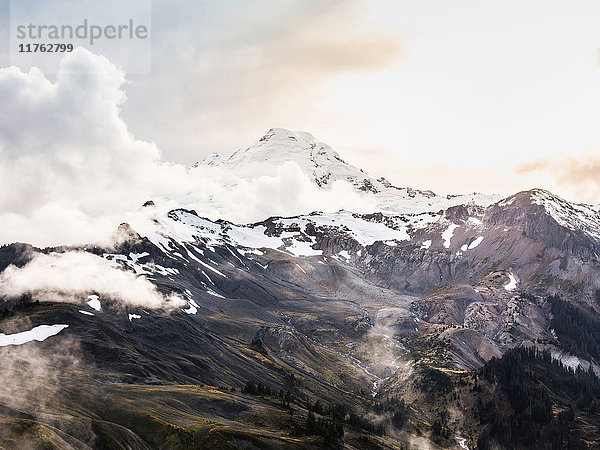 Schneebedeckte Berggipfel  Mount Baker  Washington  USA