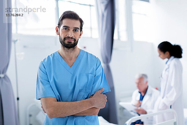 Porträt eines Arztes im Krankenhaus  der in die Kamera schaut