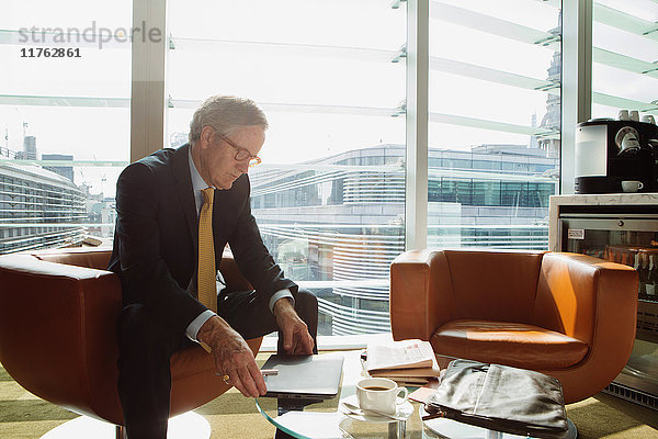 Geschäftsmann im Kaffee-Bereich im Büro  London  UK