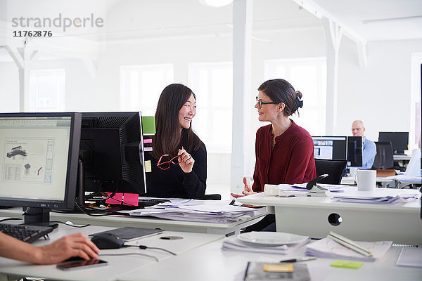 Kollegen  die im Büro arbeiten und Computer benutzen