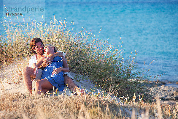 Pärchenumarmung am Strand