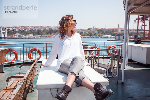 Junge Touristin sitzt auf dem Deck einer Passagierfähre  Beyazit  Türkei