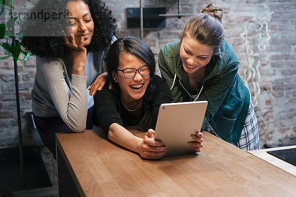 Freunde verwenden digitales Tablet