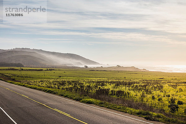 Küstenlandschaft und Highway 1  Big Sur  Kalifornien  USA