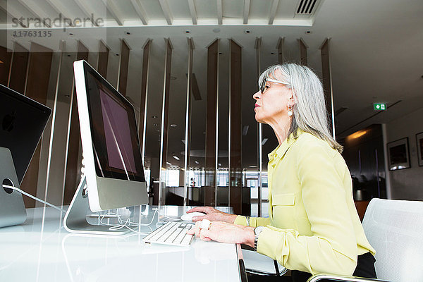 Geschäftsfrau  die am Computer arbeitet