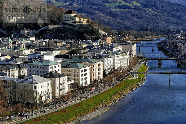 Fluss Salzach und Kapuzinerberg  Salzburg  Österreich  Europa