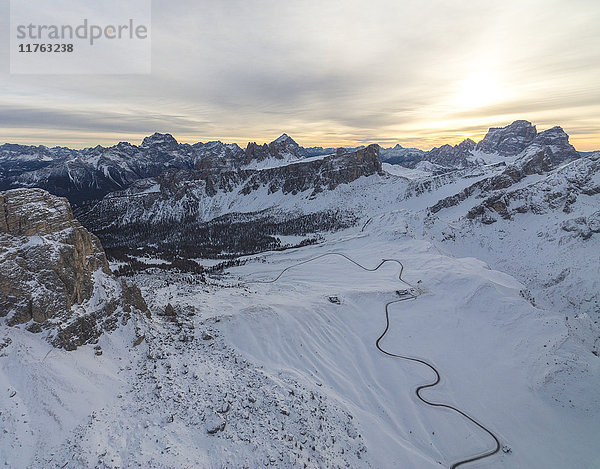 Luftaufnahme der verschneiten Gipfel des Giau-Passes  Cortina d'Ampezzo  Dolomiten  Provinz Belluno  Venetien  Italien  Europa