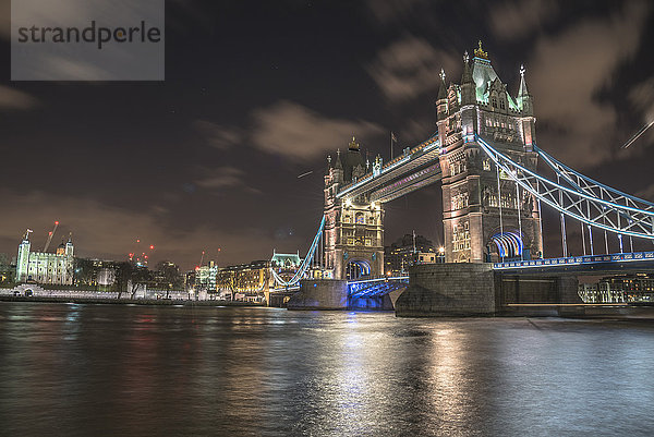 Tower Bridge und The Tower of London bei Nacht  London  England  Vereinigtes Königreich  Europa