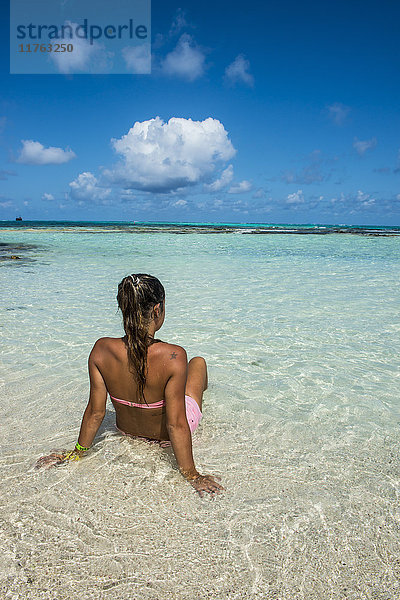 Mädchen genießt das schöne Wasser von El Acuario  San Andres  Karibisches Meer  Kolumbien  Südamerika