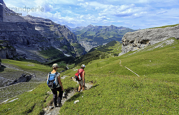 Wanderer auf der Kleinen Scheidegg  Grindelwald  Berner Oberland  Schweiz  Europa