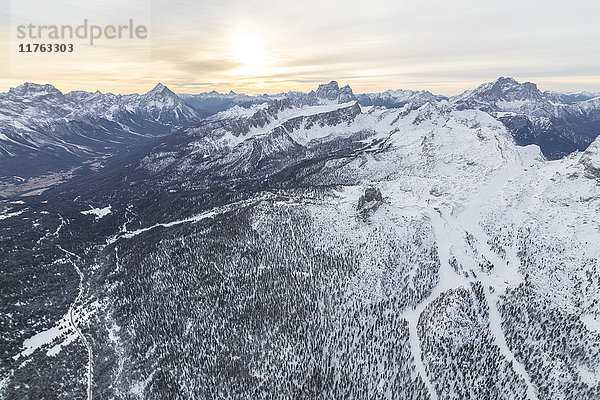 Luftaufnahme der schneebedeckten Grate der Cinque Torri  Dolomiten  Cortina d'Ampezzo  Provinz Belluno  Venetien  Italien  Europa