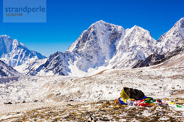 Everest-Gipfel mit Gebetsfahnen  Himalaya  Nepal  Asien