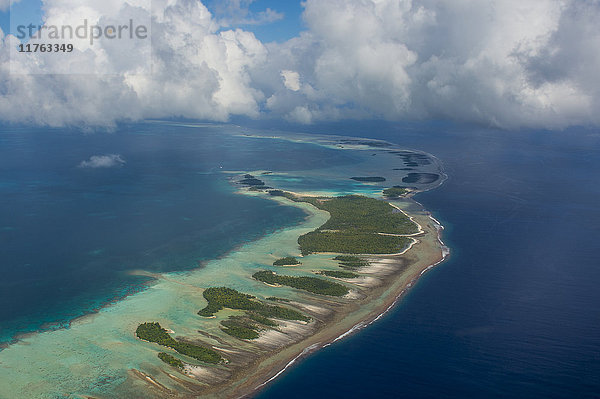 Luftaufnahme der blauen Lagune in Rangiroa  Tuamotus  Französisch-Polynesien  Pazifik