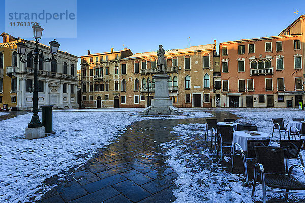Campo Santo Stefano bei Sonnenaufgang nach nächtlichem Schneefall  San Marco  Venedig  UNESCO-Weltkulturerbe  Venetien  Italien  Europa