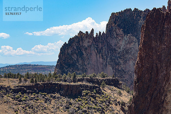 Der zerklüftete Smith Rock State Park in der Hochwüste von Zentral-Oregon  in der Nähe von Bend  Oregon  Vereinigte Staaten von Amerika  Nordamerika