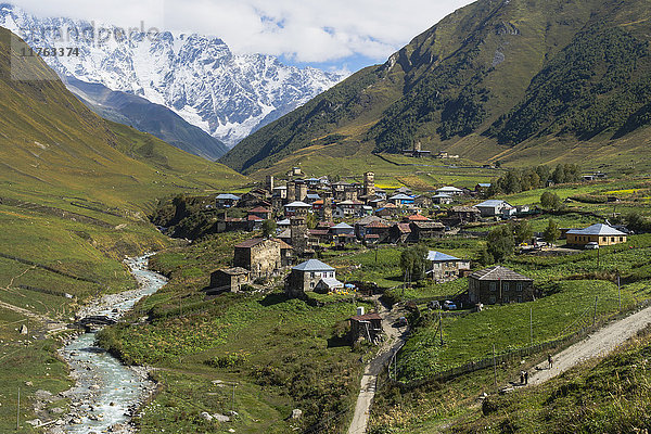 Traditionelle mittelalterliche svanetische Turmhäuser  Dorf Ushguli  dahinter das Shkhara-Gebirge  Region Svaneti  Georgien  Kaukasus  Asien