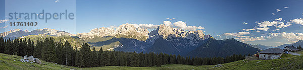 Panorama von Wiesen und Hütte  eingerahmt von Gipfeln  Malga Ritorto  Madonna di Campiglio  Brenta-Dolomiten  Trentino-Südtirol  Italien  Europa
