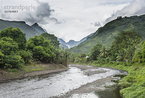 Fluss Paea mit dramatischen Bergen im Hintergrund  Tahiti  Gesellschaftsinseln  Französisch-Polynesien  Pazifik