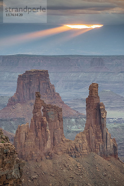 Bewölkter Sonnenaufgang im Canyonlands National Park  Moab  Utah  Vereinigte Staaten von Amerika  Nordamerika