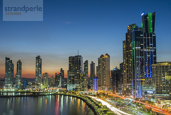 Die Skyline von Panama-Stadt bei Nacht  Panama-Stadt  Panama  Mittelamerika