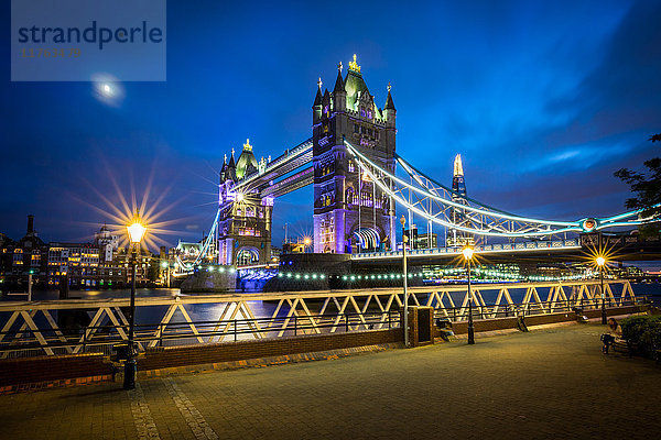 Ein mondbeschienener Abend in London mit Blick auf die Tower Bridge und den Shard dahinter  London  England  Vereinigtes Königreich  Europa