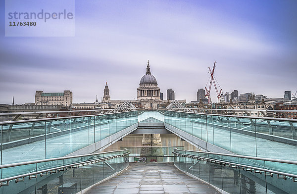 Blauer Himmel über der St. Paul's Cathedral und der Millennium Bridge  London  England  Vereinigtes Königreich  Europa