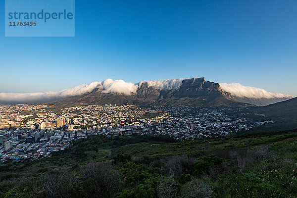 Tafelberg bedeckt mit einem Tischtuch aus orografischen Wolken  Kapstadt  Südafrika  Afrika