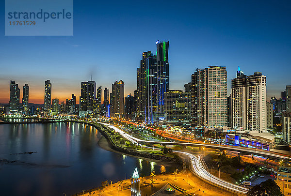 Die Skyline von Panama-Stadt bei Nacht  Panama-Stadt  Panama  Mittelamerika