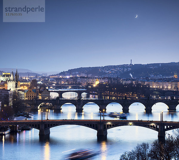 Dämmerung beleuchtet die historischen Brücken und Gebäude  die sich in der Moldau spiegeln  Prag  Tschechische Republik  Europa
