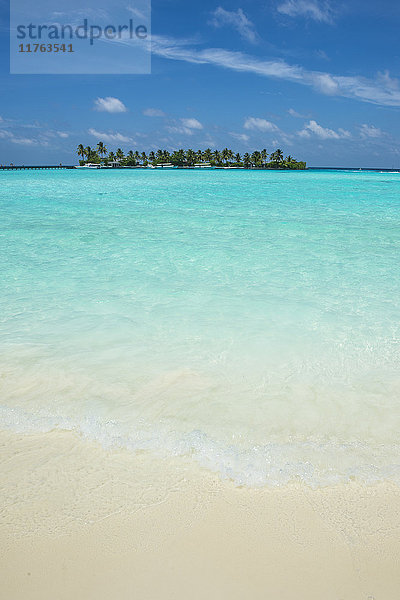 Kleine Insel im türkisfarbenen Wasser  Sun Island Resort  Insel Nalaguraidhoo  Ari-Atoll  Malediven  Indischer Ozean  Asien