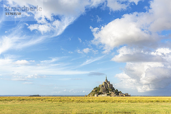 Wolken am Himmel und Gras im Vordergrund  Mont-Saint-Michel  UNESCO-Weltkulturerbe  Normandie  Frankreich  Europa