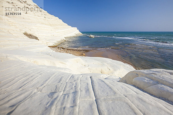 Weiße Klippen  bekannt als Scala dei Turchi  umrahmen das türkisfarbene Meer  Porto Empedocle  Provinz Agrigento  Sizilien  Italien  Mittelmeer  Europa